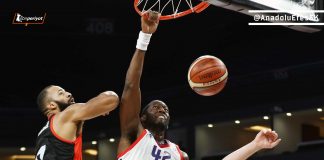 Anadolu Efes Son Periyotta Farkı Açtı Anadolu Efes Son Periyotta Farkı Açtı