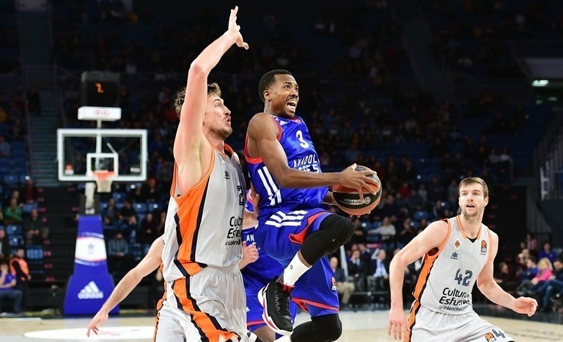 Valencia Eksik Kadro ile Efes'e Teslim Oldu