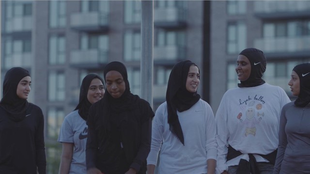 Toronto Raptors, taraftarlar için logolu başörtüsü çıkarttı