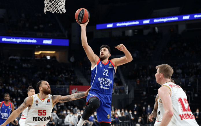 anadolu-efes-farkli-kazandi-seri-uc-maca-cikti