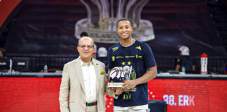 Fenerbahçe Beko’nun “Sessiz Öfke”si Devon Hall Fenerbahçe Beko'nun "Sessiz Öfke"si Devon Hall